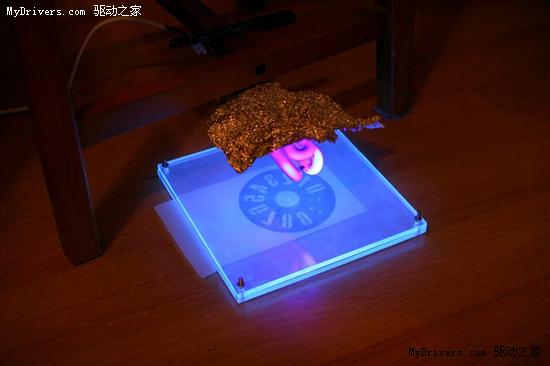 牛人暴强DIY 硬盘改造视觉暂留电子钟_硬件