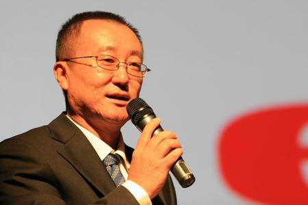 图文:中国制造网副总裁蔡鸿宇主持峰会