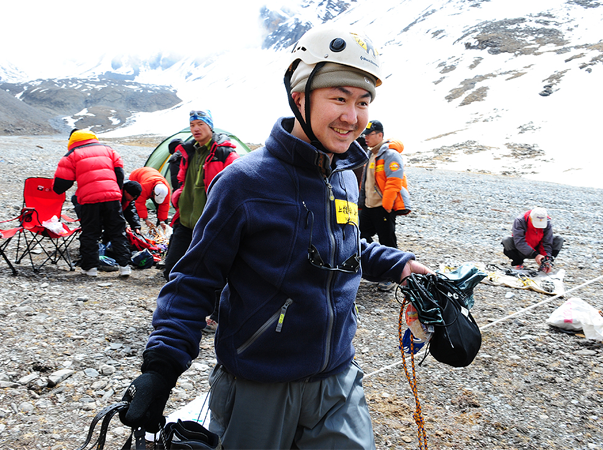 2009年，王小川跟随张朝阳一起登顶雪宝顶。