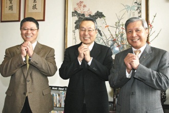 宏碁昨天开工,董事长王振堂(右)与纬创董事长林宪铭(左)到宏碁创办人