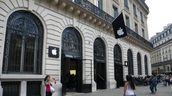 四名持枪蒙面劫匪当晚闯进巴黎歌剧院区的一家苹果零售店，制服了一名保安。