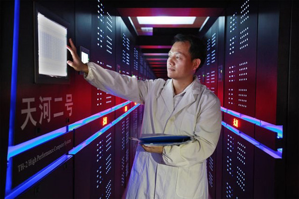 天河二号目前位于广州的超级计算中心，主机房面积在4000平方米以上。