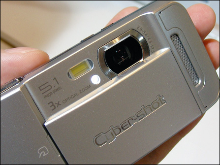 索尼t系列数码相机的镜头滑盖设计风格