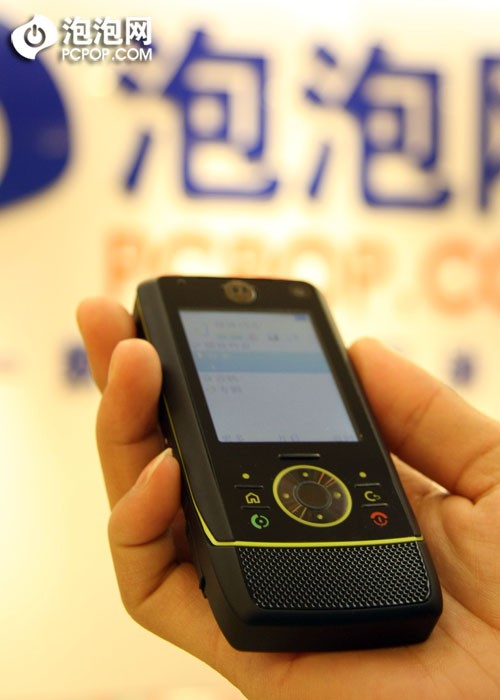 与众不同摩托罗拉滑盖智能Z8外观评测(2)