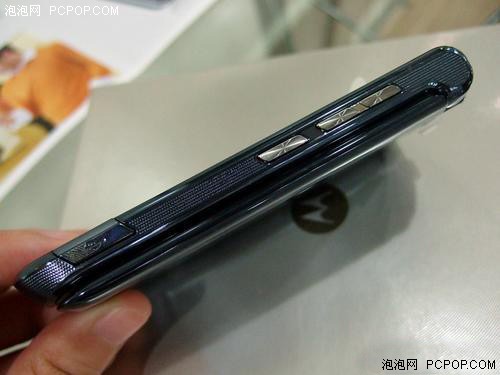 2G刀锋新旗舰!MOTO超薄翻盖V8又跳水