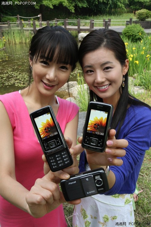 韩美女带你外拍三星推DC型手机W480