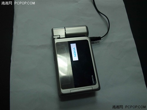 诺基亚n92还拥有目前s60手机中最豪华的屏幕,它配备了2.