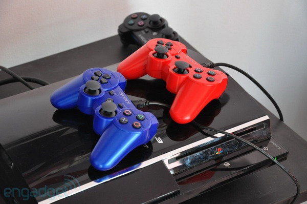 索尼推出PS3红/蓝色DualShock3手柄_手机_科技时代_新浪网