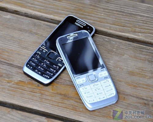 经典商务直板 诺基亚E52黑白双色图赏_手机