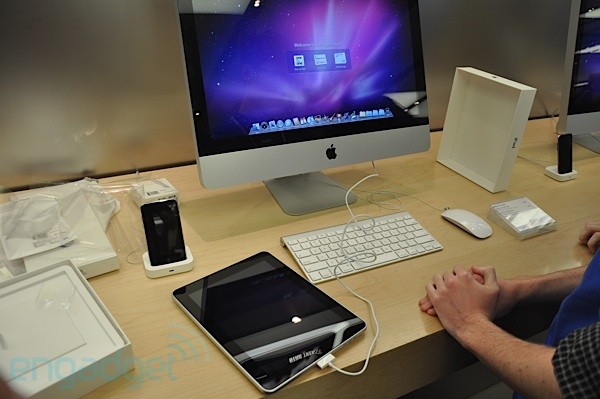 时尚抢眼苹果工作人员展示iPad及周边