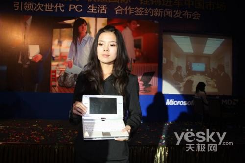 就是看美女模特穿着暴露发布会再起艳照门