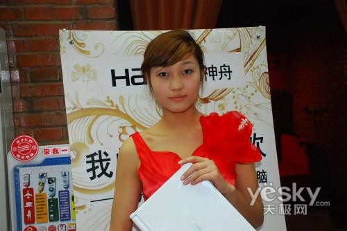 就是看美女模特穿着暴露发布会再起艳照门