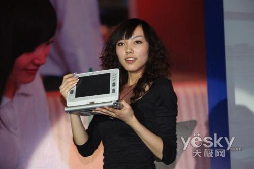 就是看美女模特穿着暴露发布会再起艳照门
