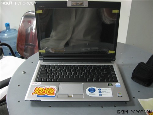 赠送超酷双肩背包华硕F8SV售6100元