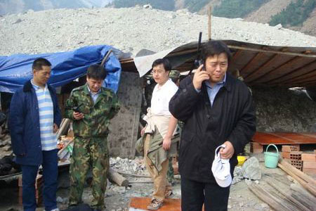 图文:张春江在映秀镇抢修点拨通卫星电话_通讯