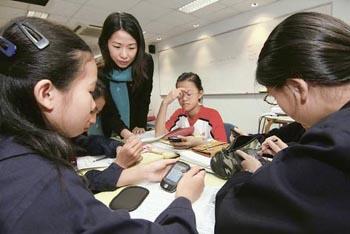 香港一中学首推手机教学受欢迎(图)