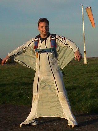 美冒险家欲不用降落伞高空直接跳下(图)_科学