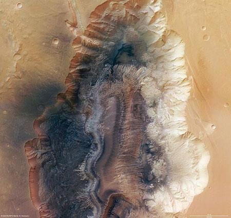 美科学家首次获取火星最深峡谷高清三维照(图)