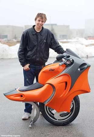 加拿大男子发明世界首辆单轮摩托(图)