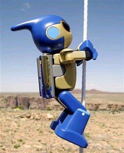 2节5号电池驱动机器人爬上500米高峭壁