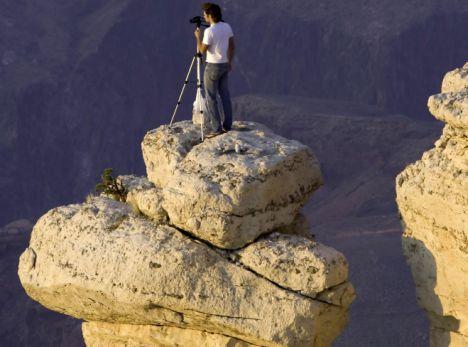 亡命摄影师为拍日落纵身越峡谷(组图)