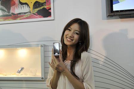 320万像素 张子萱展示联想S90娱乐手机(2)_手