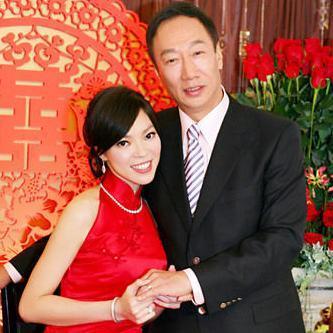 郭台铭订婚宴上宣布捐出九成财产