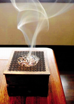  Incense burner used to burn incense and worship Buddha