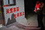 两个男人跟保安介绍着孩子的病情，而女人抱着孩子，面朝婴儿到一言不发。大大的一安静，红色的襁褓中，安分得让人心疼。供图：CFP