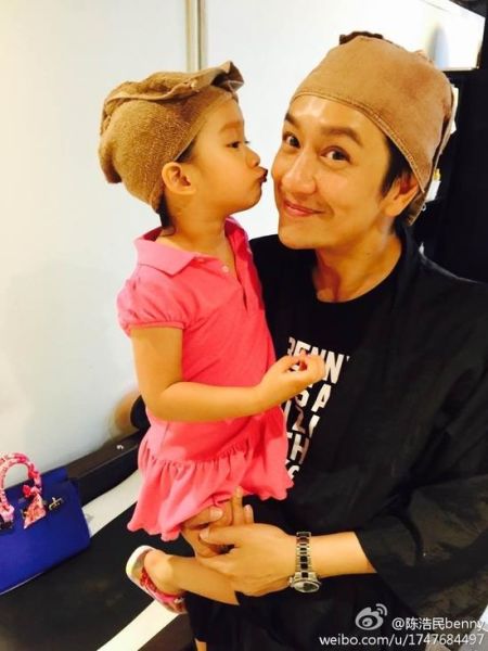 女儿亲吻陈浩民