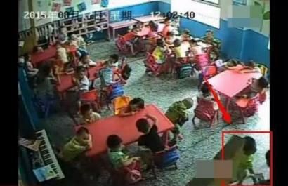 视频显示2岁的男孩被老师叫到角落用胶带封嘴