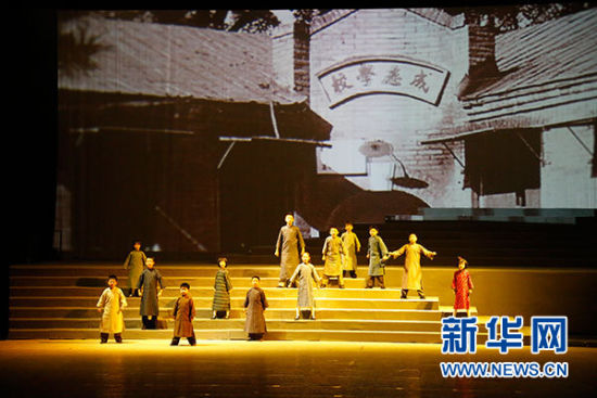 清华大学附属小学日前迎来百年华诞1000多名师生同台公演百年校史剧《丁香花开》（清华附小 供图）