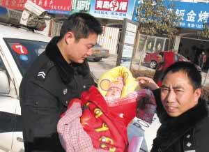 110民警赶到现场后发现弃婴身体健康,随后将女婴送到了青岛福利院