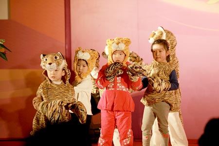 2009婴幼行业网络盛典歌曲表演《2只老虎》(