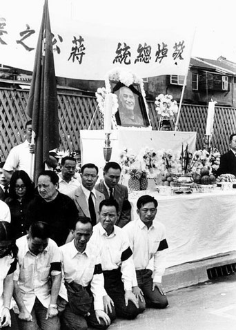 国民党官员长跪蒋介石灵堂前泣悼