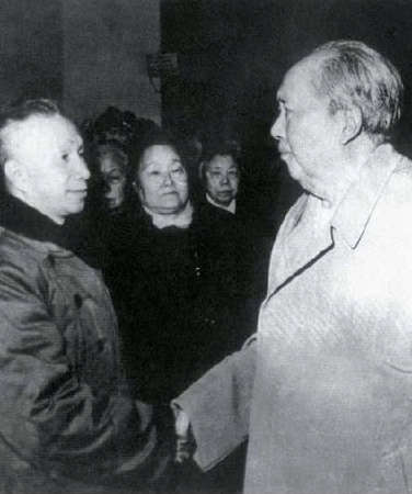 1972年毛泽东与粟裕在陈毅追悼会上握手