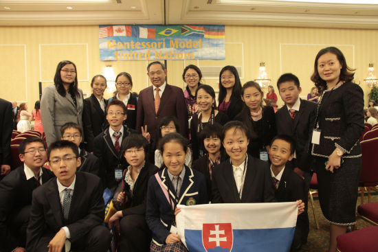 中国世界和平基金会与参加模拟联合国的中国青少年代表们