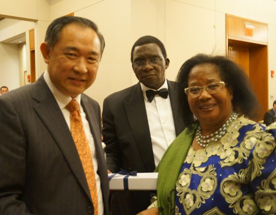 2.	Chairman Li Ruohong is exchanging ideas with Malawi President H. E. Mrs. Joyce Banda and her husband
