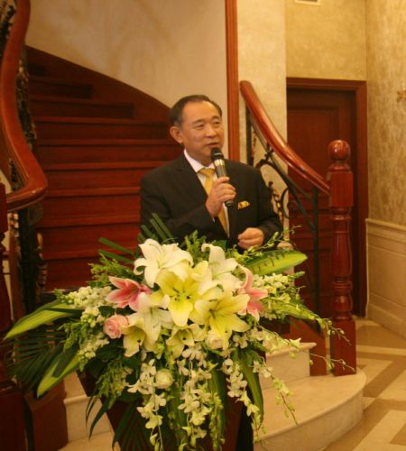 Mr. Li Ruohong delivers a speech at the ceremony