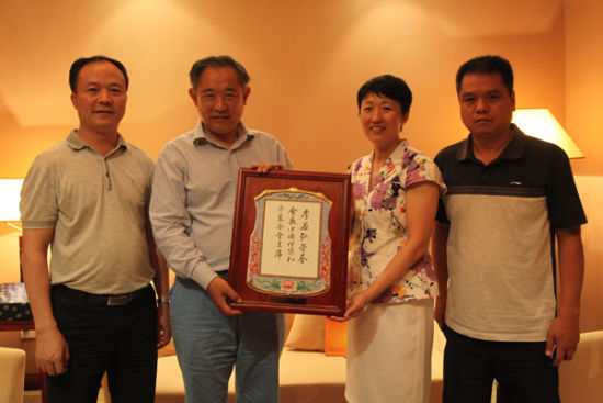 李若弘先生接受赣州市政府颁发的侨商会荣誉会长瓷盘