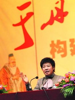 于丹在浏阳文庙开坛为科级干部讲《论语》