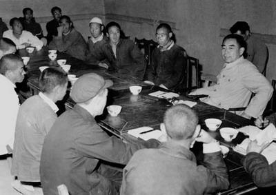 周恩来在河北省武安县农村向社会员了解公共食堂的情况