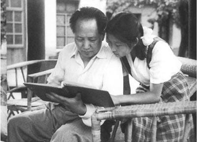 1951年夏,毛泽东和李敏一起翻看影集