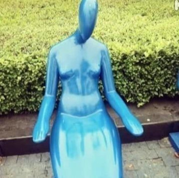 评论:苏州景区设裸女座椅引争议(图)_文化读