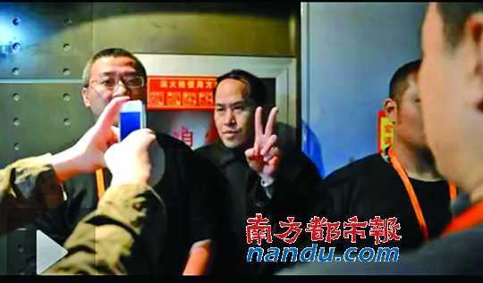 作家李承鹏签售新书遭掌掴打人者疑为律师