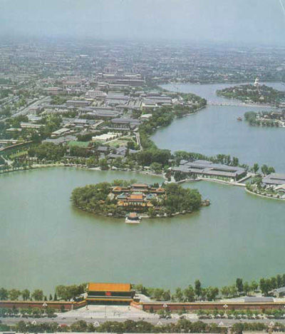 在皇宫西面,有西苑三海,就是南海,中海,北海,又称"太液池",今称"中南