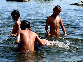 实拍：在大理洱海裸浴的人群