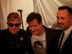 查理辛现身慈善晚会