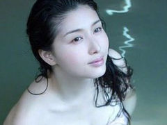 女星泡温泉不慎走光