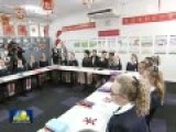 彭丽媛参观悉尼女子学校 与学生同唱国歌